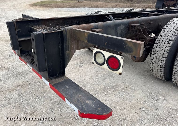 image for item EN0819 2010 International 4400 truck cab and chassis