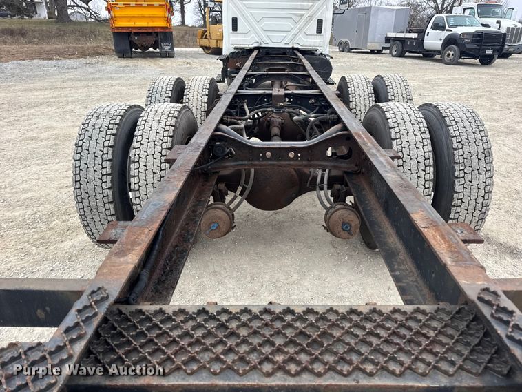 image for item EN0819 2010 International 4400 truck cab and chassis