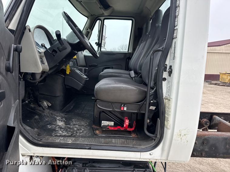 image for item EN0819 2010 International 4400 truck cab and chassis