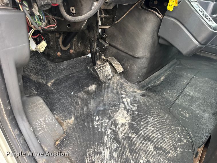 image for item EN0819 2010 International 4400 truck cab and chassis