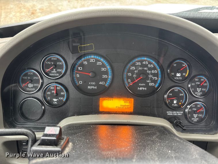 image for item EN0819 2010 International 4400 truck cab and chassis