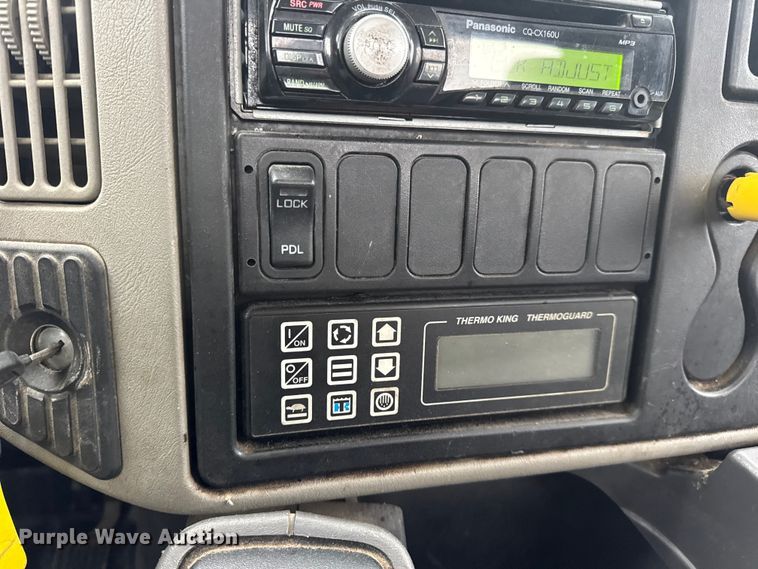 image for item EN0819 2010 International 4400 truck cab and chassis