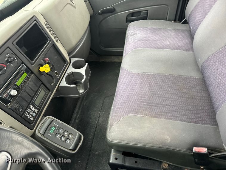 image for item EN0819 2010 International 4400 truck cab and chassis