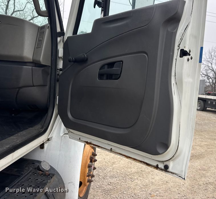 image for item EN0819 2010 International 4400 truck cab and chassis