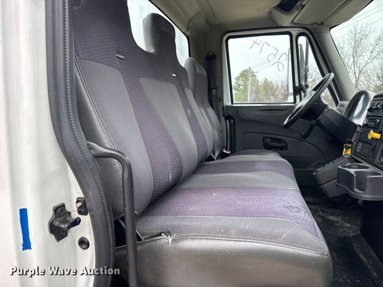 image for item EN0819 2010 International 4400 truck cab and chassis