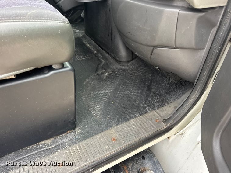 image for item EN0819 2010 International 4400 truck cab and chassis