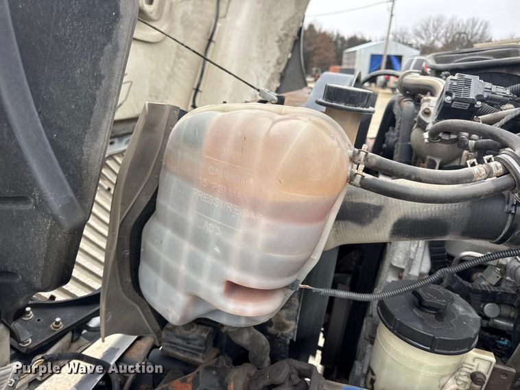 image for item EN0819 2010 International 4400 truck cab and chassis