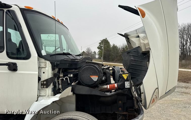 image for item EN0819 2010 International 4400 truck cab and chassis