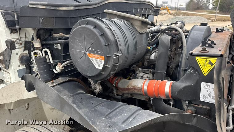 image for item EN0819 2010 International 4400 truck cab and chassis