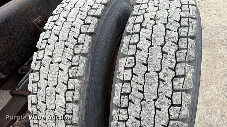 image for item EN0819 2010 International 4400 truck cab and chassis