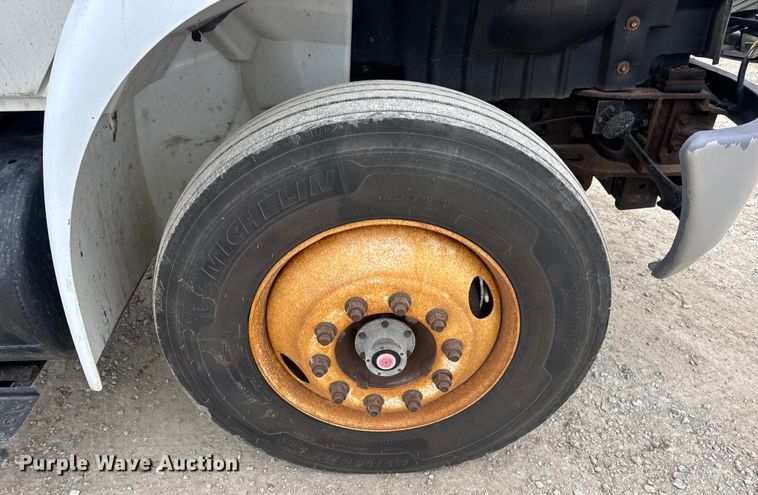 image for item EN0819 2010 International 4400 truck cab and chassis