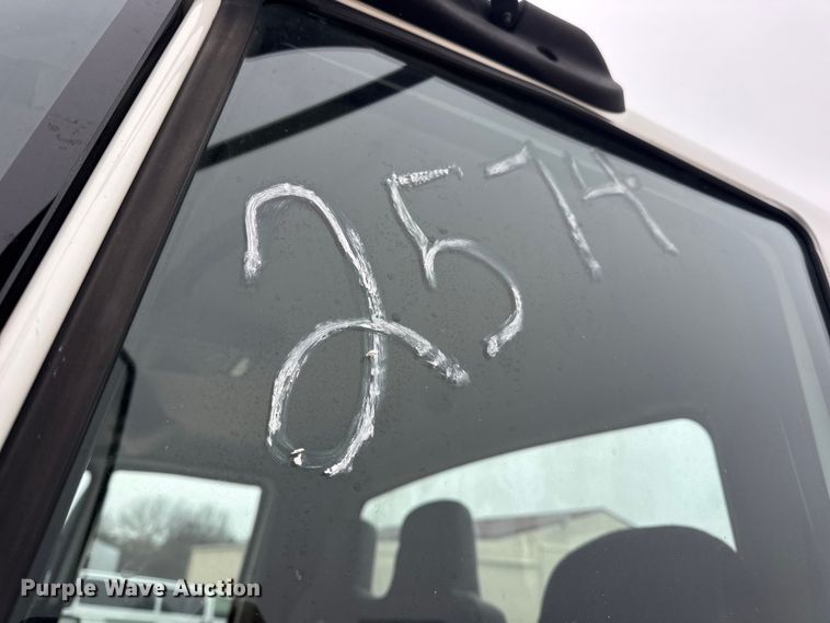 image for item EN0819 2010 International 4400 truck cab and chassis