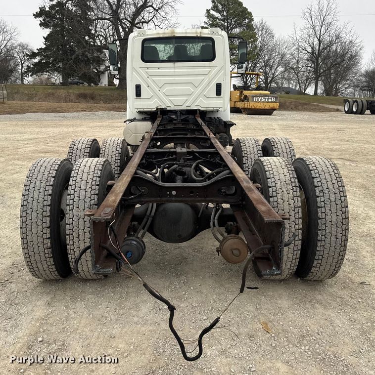 image for item EN0820 2013 International 4400 truck cab and chassis