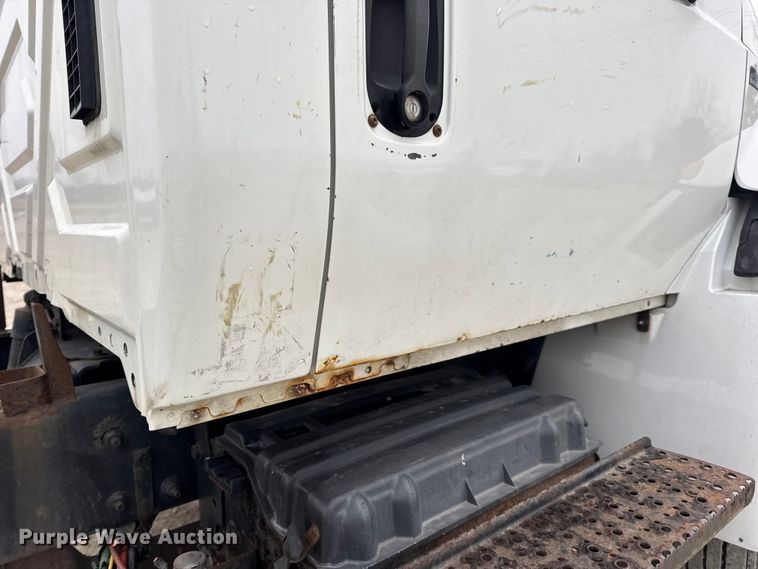 image for item EN0820 2013 International 4400 truck cab and chassis