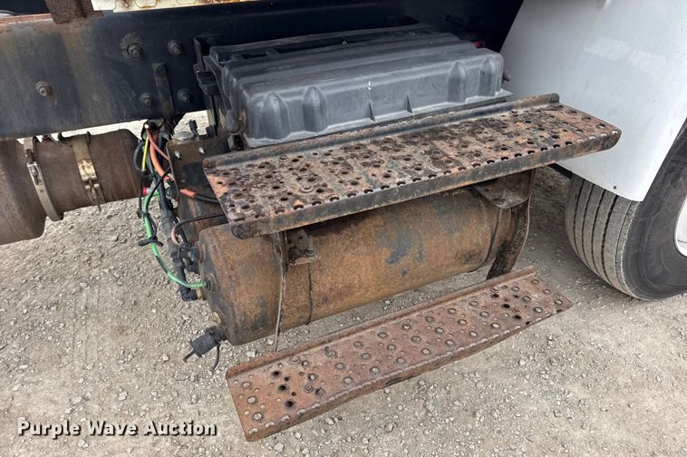 image for item EN0820 2013 International 4400 truck cab and chassis