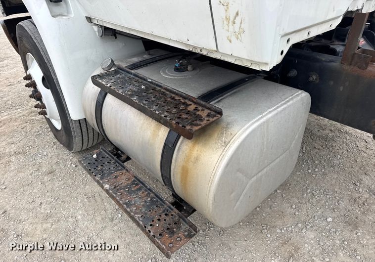 image for item EN0820 2013 International 4400 truck cab and chassis