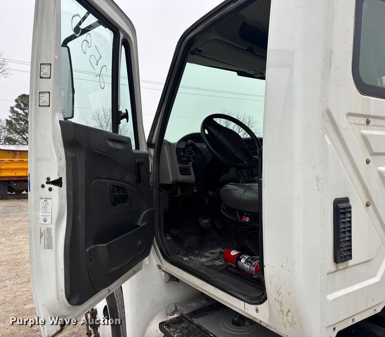image for item EN0820 2013 International 4400 truck cab and chassis