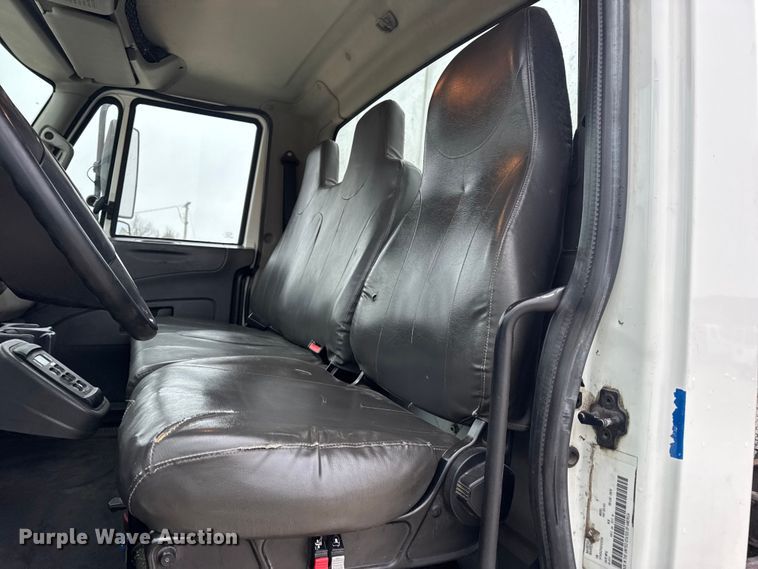 image for item EN0820 2013 International 4400 truck cab and chassis