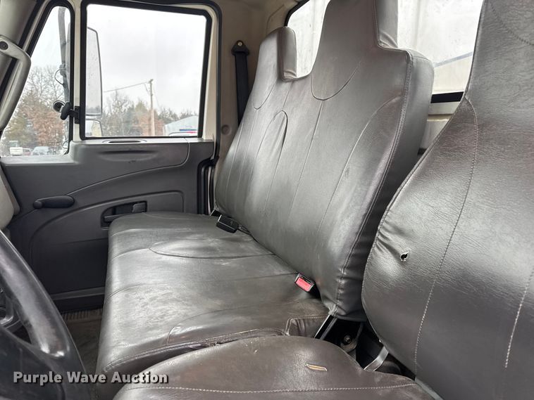 image for item EN0820 2013 International 4400 truck cab and chassis