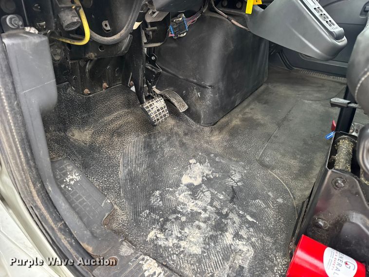 image for item EN0820 2013 International 4400 truck cab and chassis