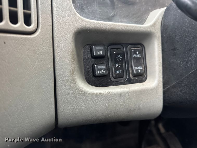 image for item EN0820 2013 International 4400 truck cab and chassis