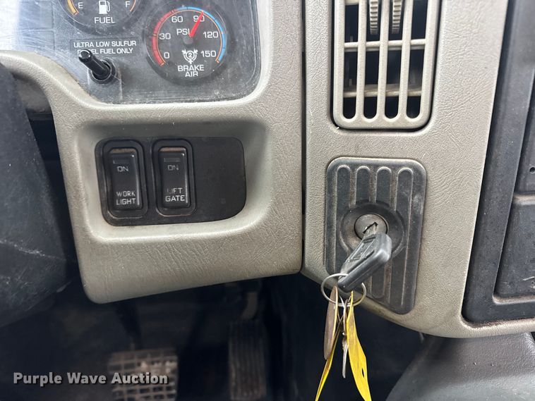 image for item EN0820 2013 International 4400 truck cab and chassis