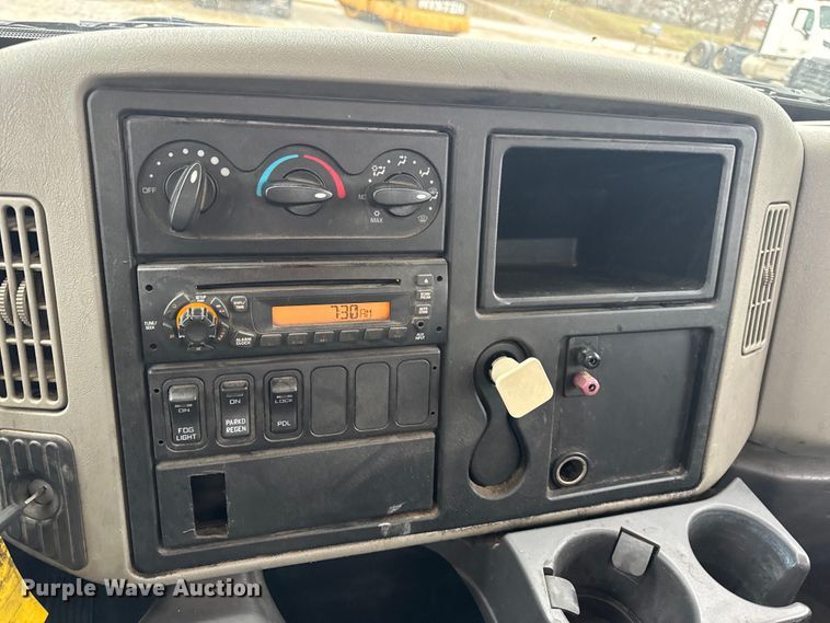 image for item EN0820 2013 International 4400 truck cab and chassis