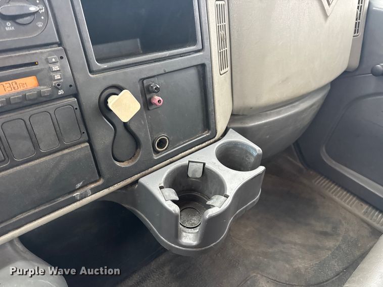 image for item EN0820 2013 International 4400 truck cab and chassis