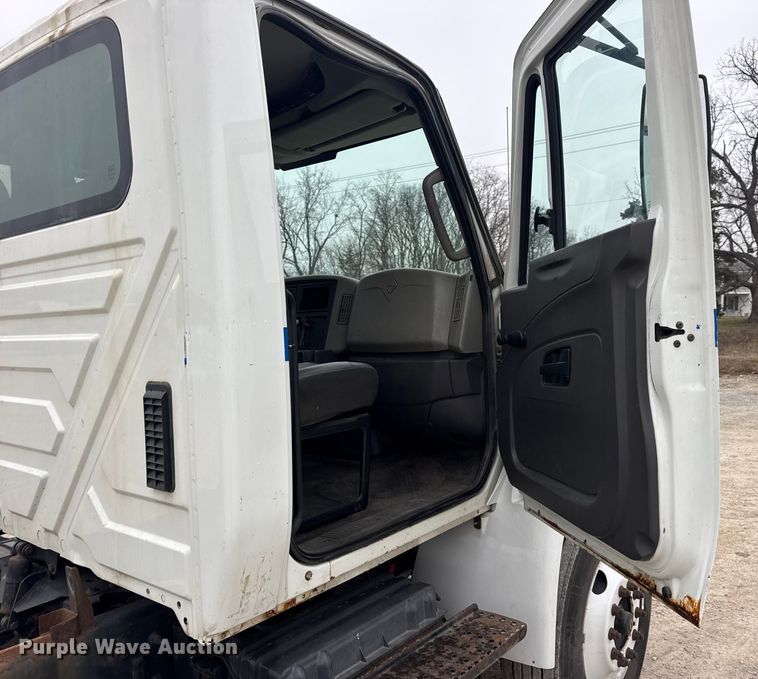 image for item EN0820 2013 International 4400 truck cab and chassis