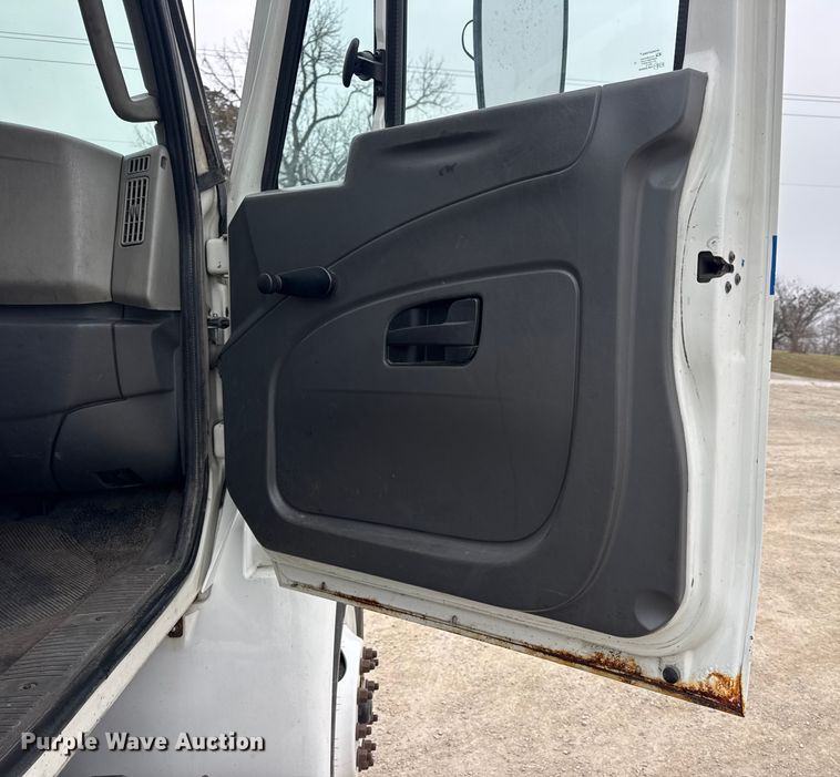 image for item EN0820 2013 International 4400 truck cab and chassis