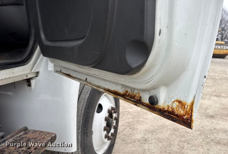 image for item EN0820 2013 International 4400 truck cab and chassis