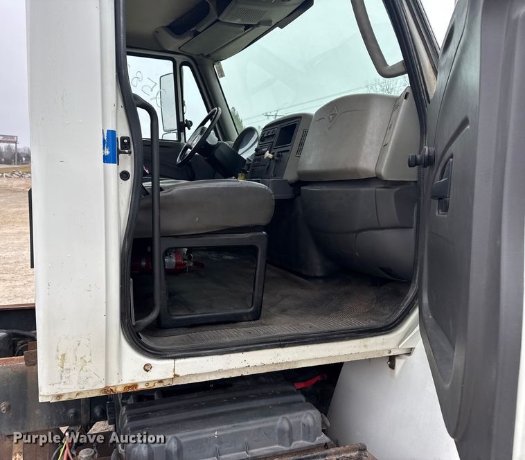 image for item EN0820 2013 International 4400 truck cab and chassis