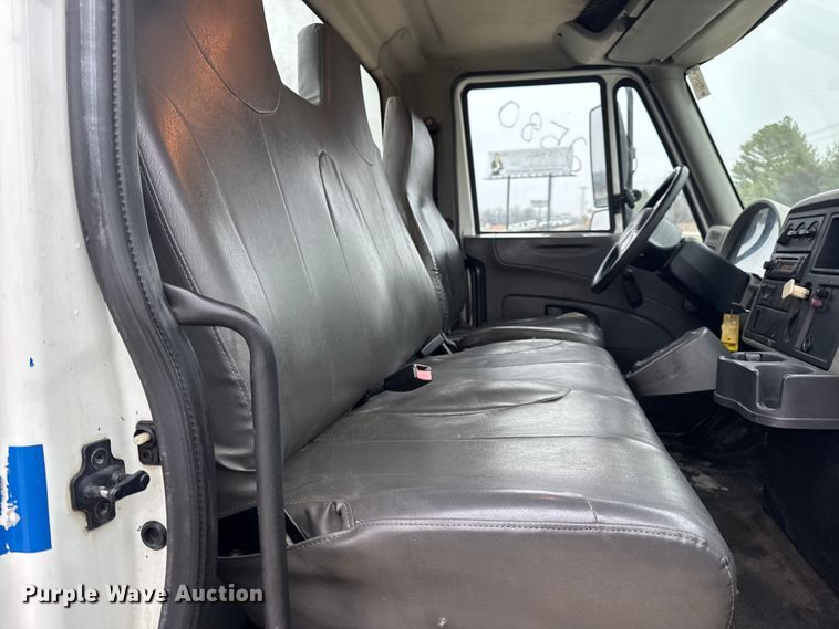 image for item EN0820 2013 International 4400 truck cab and chassis