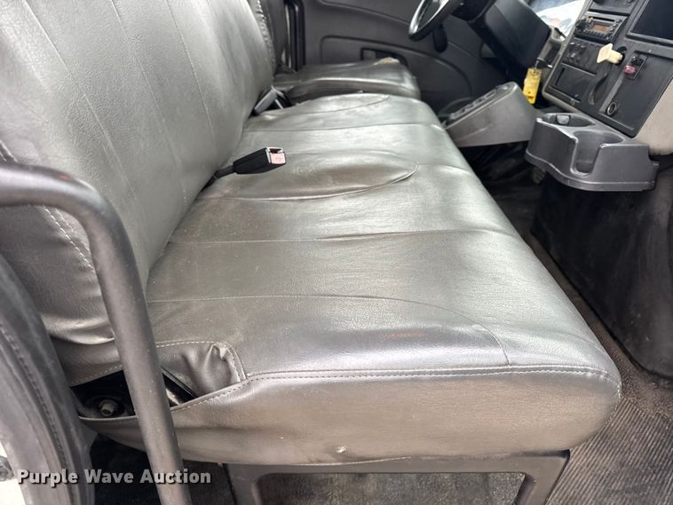 image for item EN0820 2013 International 4400 truck cab and chassis