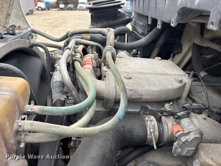 image for item EN0820 2013 International 4400 truck cab and chassis