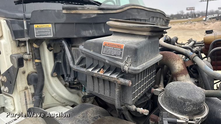 image for item EN0820 2013 International 4400 truck cab and chassis