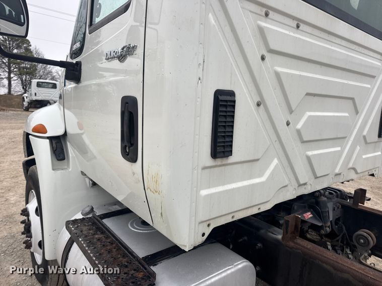 image for item EN0821 2013 International 4400 truck cab and chassis