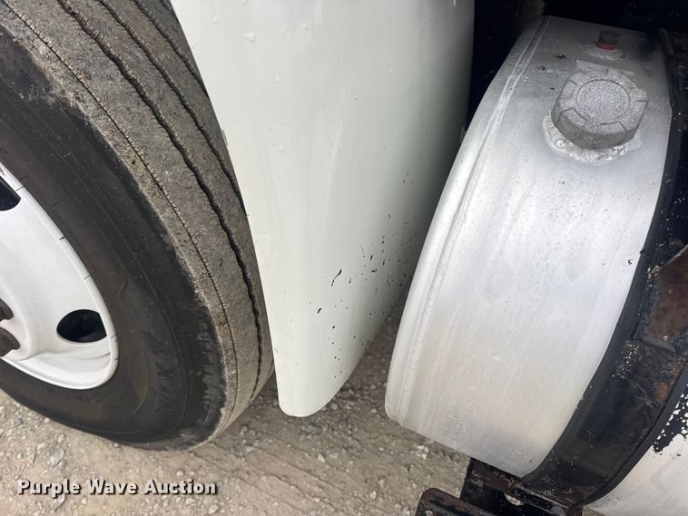 image for item EN0821 2013 International 4400 truck cab and chassis