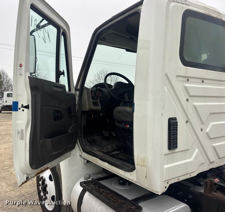 image for item EN0821 2013 International 4400 truck cab and chassis