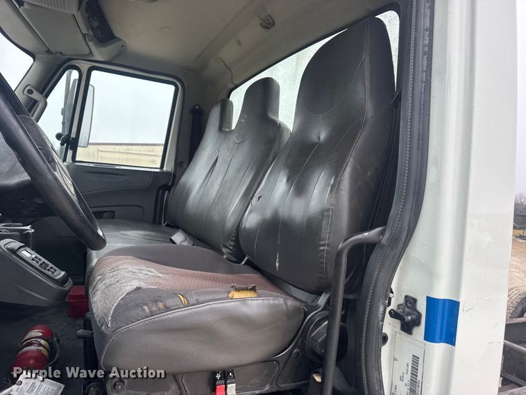 image for item EN0821 2013 International 4400 truck cab and chassis