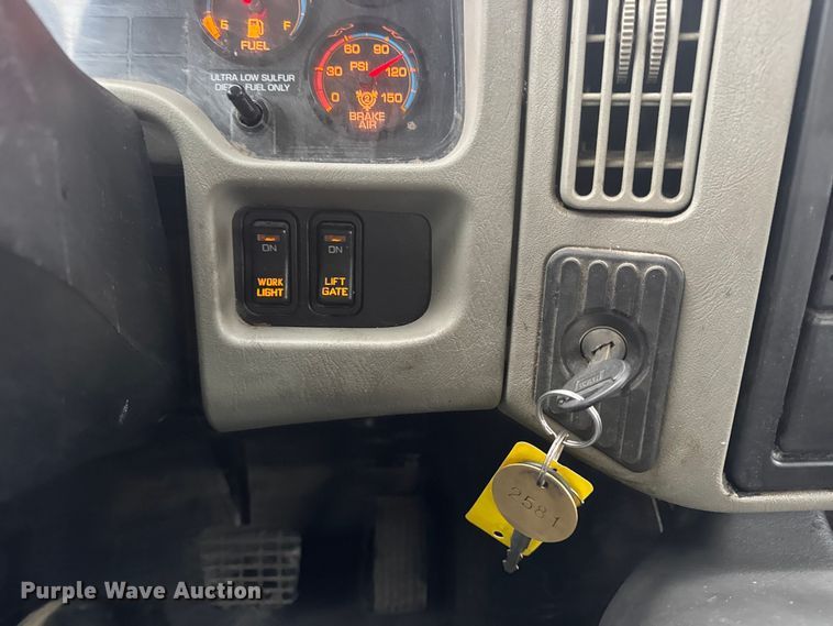 image for item EN0821 2013 International 4400 truck cab and chassis