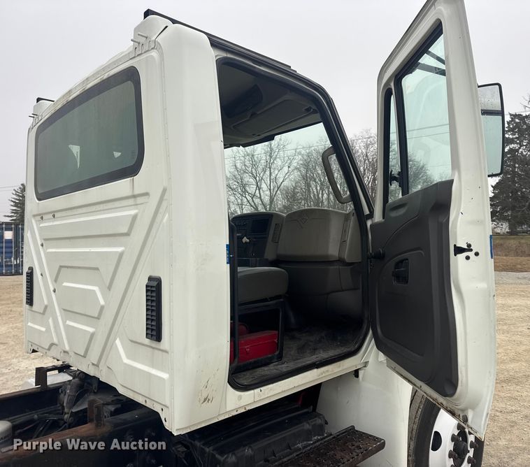 image for item EN0821 2013 International 4400 truck cab and chassis