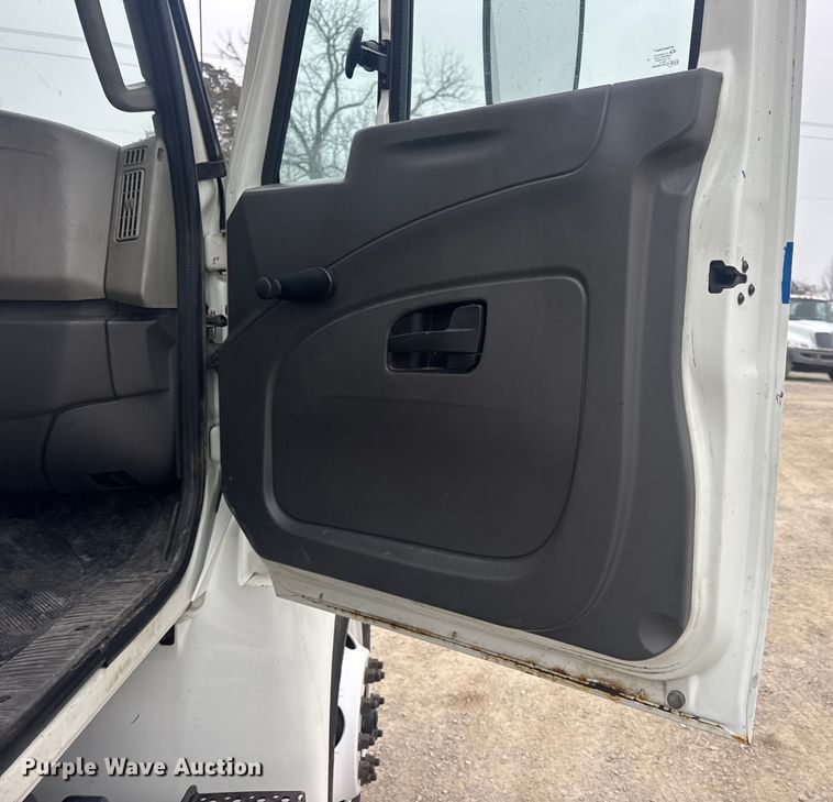 image for item EN0821 2013 International 4400 truck cab and chassis