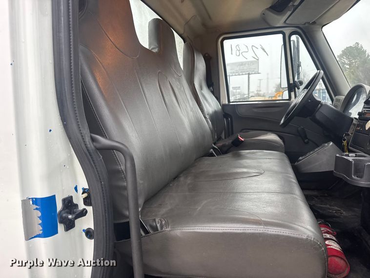 image for item EN0821 2013 International 4400 truck cab and chassis