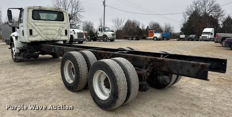 image for item EN0822 2009 International 4400 truck cab and chassis