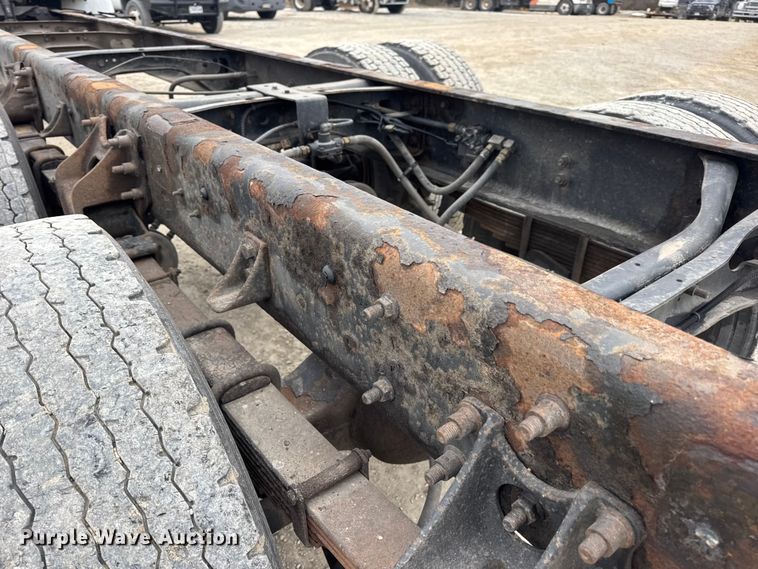 image for item EN0822 2009 International 4400 truck cab and chassis