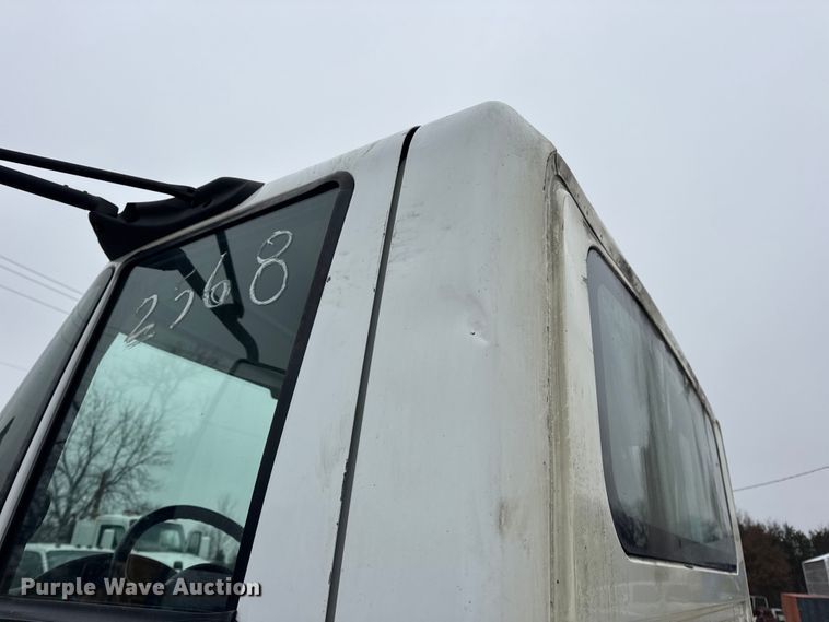 image for item EN0822 2009 International 4400 truck cab and chassis