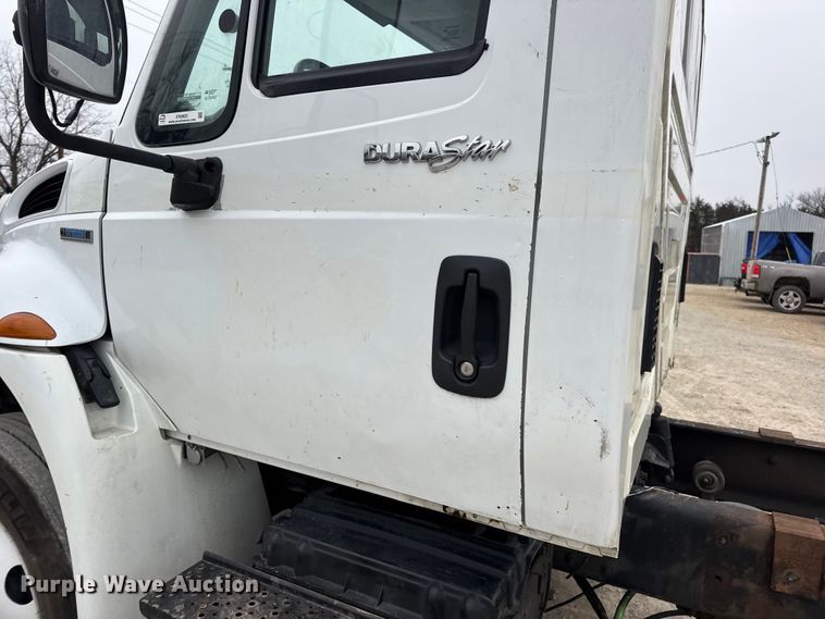 image for item EN0822 2009 International 4400 truck cab and chassis