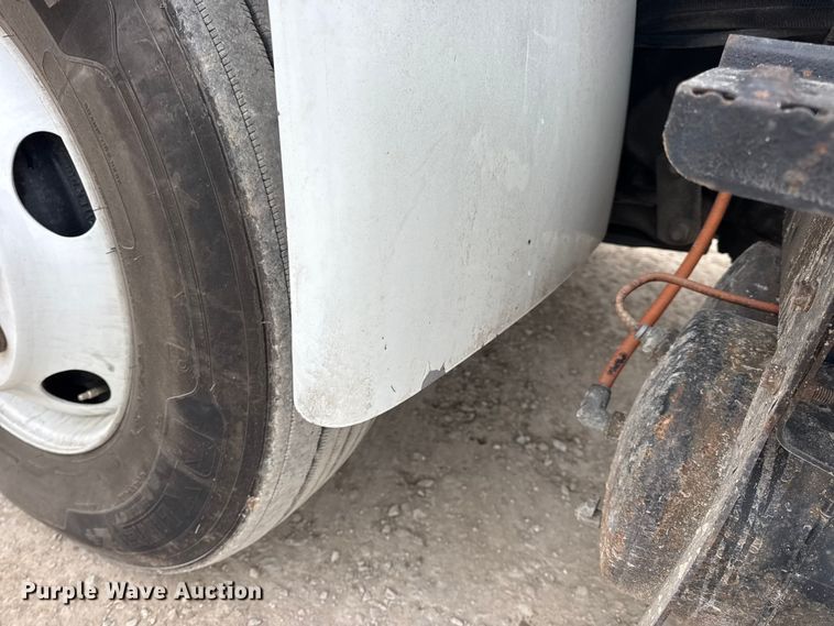 image for item EN0822 2009 International 4400 truck cab and chassis