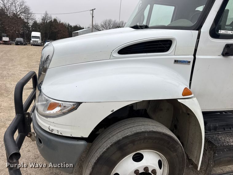 image for item EN0822 2009 International 4400 truck cab and chassis